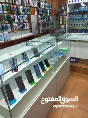  10 بتارين عرض اجهزه خلويه عدد 3 + بترينة عرض طويله+ مكتب خشب لاتيه تفصيل وضعهم جديد للبيع
