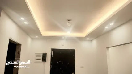  11 شقة سوبر ديلوكس جديدة البناء  بيتونيا مساحة 200م2  بجانب مسجد سيف الدين موقع سكني هادئ ومتميز