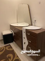 18 غرف نوم وطقمين جلوس وصوبتين وتلفزيون وغرفة ماستر وغرفتين شباب وخزانة مع رف