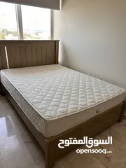  2 سرير و مكتبة