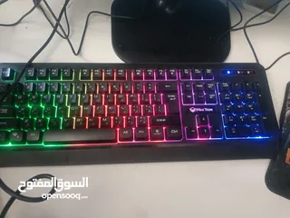  5 كمبيوتر قيمنق للبيع ينفع للتصميم موجود بس جهاز كيس وملحقاته متكامل معاه كيبورد قيمنق
