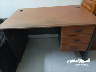  1 طاولة مكتب مع كرسي خشب متين قوي