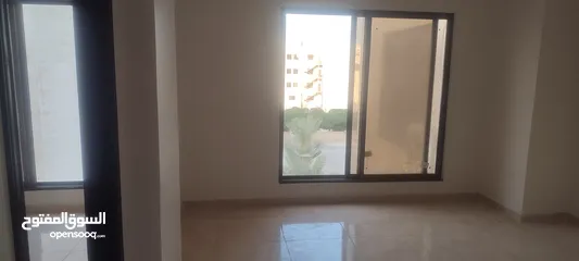  1 مكتب تجاري بارقى منطقه باربد بجانب صالة حياة اربد مباشرة للبيع.