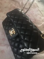  1 شنطة يد شانيل لون اسود سبب البيع هدية لا تلزمني لوجود شنطة مثلها لدي  عندي