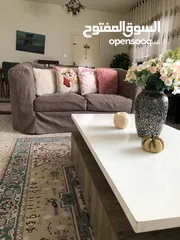  16 طاولة صالة بالون ابيض و خشبي مع تصميم يناسب جميع الديكورات يمتاز بسهولة التنظيف و يحتوي على خزانتين