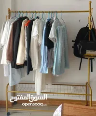  11 ستاند الملابس الذهبي رَتّب غرفتك وعِش أجواء الفخامة  علّق الجواكت والفساتين بكل أريحية