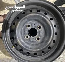  1 جنط حديد 14 براغي قريب حبتين فقط