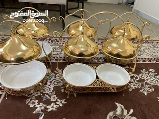  4 أواني للطعام والحلويات ، داخل المجلس.