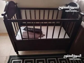  1 سرير بيبي خشب بلوط بحالة الجديد