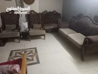  1 طقم كنب بحال الوكاله يتكون من 8 مقاعد لايوجد كسر ولاخدش البيع لدواعي السفر والتواصل عبر الوتس اب