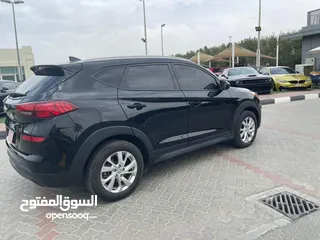  10 هيونداي توسان 2000cc وارد أمريكي نضيف جدا استعمال قليل دفع رباعي 4x4  للبيع في دبي القصيص