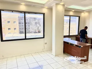  13 ‏مكتب سوبر تجاري في شارع الجاردنز
