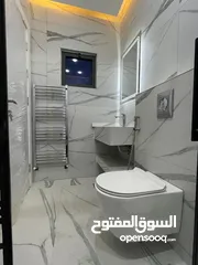  6 شقة ثالث مع روف مساحة 200م فاخرة و بأعلى المواصفات باجمل مناطق البنيات منطقة فلل قرب الحرية