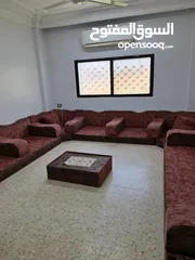  1 فرش عربي واسع بحاله ممتازة للبيع في الزرقاء مقاساته 3.70*3.90