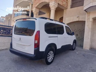  2 سياره بيجو رفتر سحب شركه بوضع ممتاز جدا جميع الاضافات ..ماشيه 120 الف ايد اولى