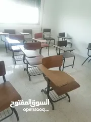 4 مقعد طلاب جامعي