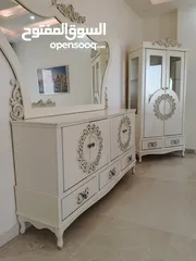  3 طقم كنب 7 مقاعد ، نيو كلاسيك مع طقم طاولات ، وغرفة سفرة فرنسي مع فضية وملحق ومراي ، بحالة ممتازة جدا