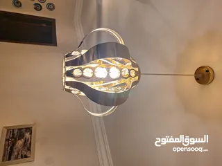 5 ثريا لون ذهبي مع ليد كريستال ( ستينلس ستيل) عدد 2 مستعملة بحالة ممتازة