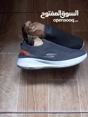  1 حذاء سهل الارتداء ماركة سكيتشر فيتنامي الصنع أصلي  قياس 42 لون سكني  go run للبيع skechers go runk