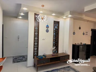  5 شقة للايجار في الطيرة بعد دوار نبيل الشقة مطلة ومفروشة ويوجد مخزن وموقف خاص مع الشقة