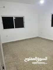  7 شقة ارضية فارغه في منطقة الشميساني بالقرب من مستشفى التخصصي