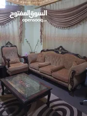  2 كنب وطقم طاولات وسجادة وبرادي للبيع