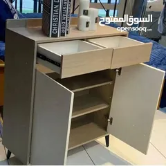  3 خزانة مودرن أوروبية أنيقة بلون بيج وسكري، مع درجين علويين وأبواب سفلية برفوف مرتبة.  أرجل حديدية