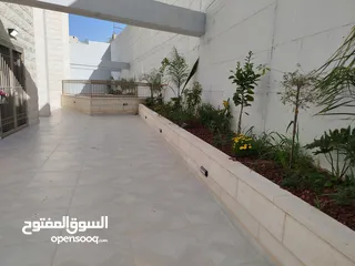  5 شقه مع حديقه للبيع