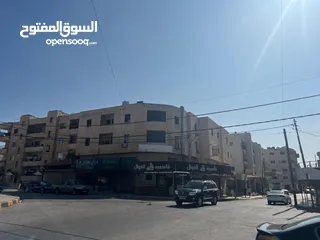  13 مجمع تجاري في وسط إربد عبارة عن محلات وشقق مع تسوية