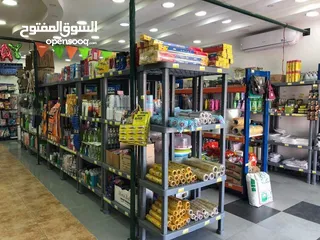  3 رفوف بلاستيك للسوبر ماركت.