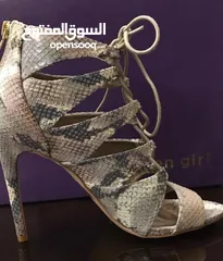  8 صندل مشبك جديد غير ملبوس نهائياً من ماركة ستيف مادين ، لقطة