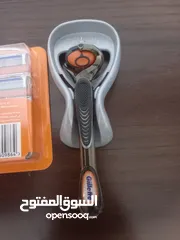  4 ماكينه شفرات جيليت جديدة مع 8 شفرات اصليه 8 دنانير
