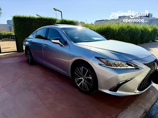  4 Lexus ES350 2023