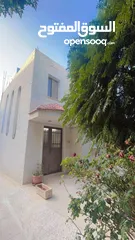  3 فيلا للبيع بالبنيات طريق المطار شارع الخدمات في حي هادئ جدا