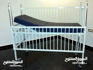  1 سرير اطفال طبي