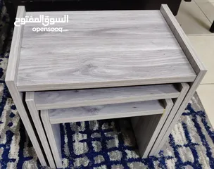  5 طاولات وسط خشب عدد 3 واحده كبيره واثنتان أصغر.. ومعهم هديه مجانيه طقم سرفيس لون سكني