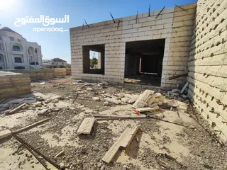  21 قطعه أرض عليها فيلا عظم للبيع في سطح مرحبا