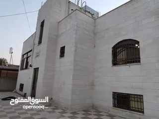  1 منزل مستقل ومطل للبيع واجهات حجر ومنطقة هادئة جداً وقريب من جميع الخدمات