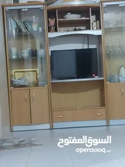  1 بوفية للبيع ثلاث قطع كل قطعه منفصلة ارفف زجاج وابواب زجاج مع خزانتين ودرج مستعملة للبيع مع مكنسة