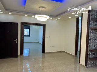  2 شقه فارغة للايجار  في البيره قرب شارع القدس وعرابي  لتاجير السيارات