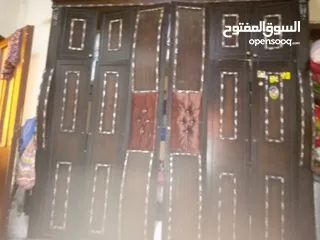  3 خزانة الملابس عدد 2خشب مبطن وغرفة نوم كاملة بدها بس شوي تزبيط