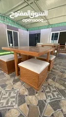  4 طاولات خشبية مع الكراسي