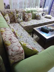  4 هناك  ثلاثه اطقم كنب للبيع