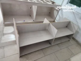  4 ديكور محمص شبه جديد مع رفوف وباترينه 2 متر وكراسي مكتب كلف تفصيل 15 الف شيكل البيع بسبب السفر بسعر ح