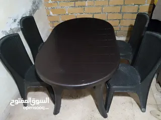  1 طاولة سفرة بحالة ممتازة النوع صانبة الأصلي مع اربع كراسي الأصليات