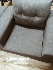  1 طقم كنب بحاله جيده للبيع سبع مقاعد مع طاولات