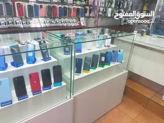  14 بتارين عرض اجهزه خلويه عدد 3 + بترينة عرض طويله+ مكتب خشب لاتيه تفصيل وضعهم جديد للبيع