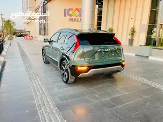  4 كيا نيرو هايبرد 2023 الاضافات الكاملة باللون المميز
