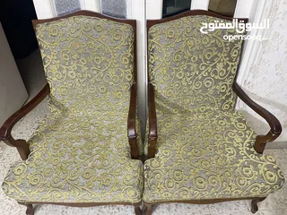  4 طقم كنب مع طاولاته وطاولة سفرة