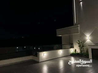  12 فرصة مميزة  أرضي مع حديقة وكراج – مساحات داخلية وخارجية واسعة.